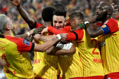 Lens đang có gì mà đá ‘bốc’ đến thế?